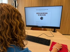 Los técnicos de Carlet revisan las ayudas.