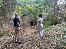 El alcalde y la edil de Medio Ambiente, en el cauce del barranco.
