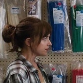Dakota Johnson y Jamie Dornan, en una escena en la ferretería en 'Cincuenta sombras de Grey'.