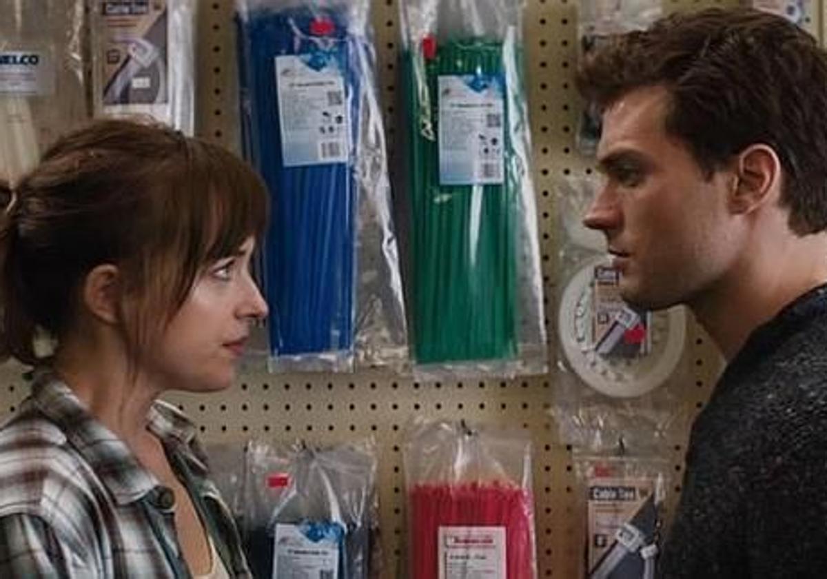 Dakota Johnson y Jamie Dornan, en una escena en la ferretería en 'Cincuenta sombras de Grey'.