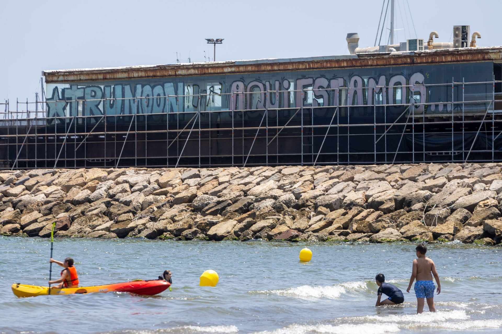 De restaurante de lujo en la Marina a chatarra sobre las olas
