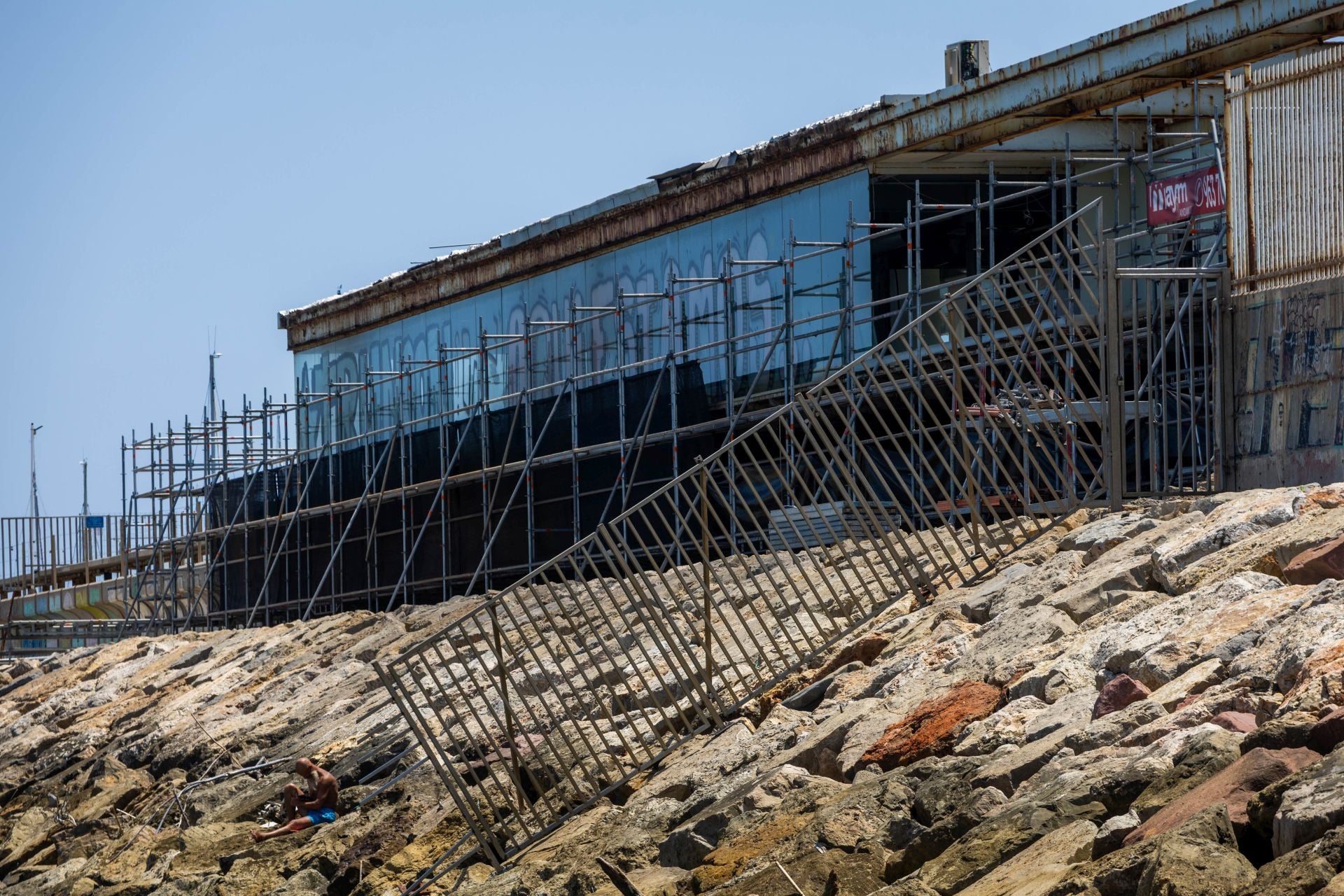 De restaurante de lujo en la Marina a chatarra sobre las olas