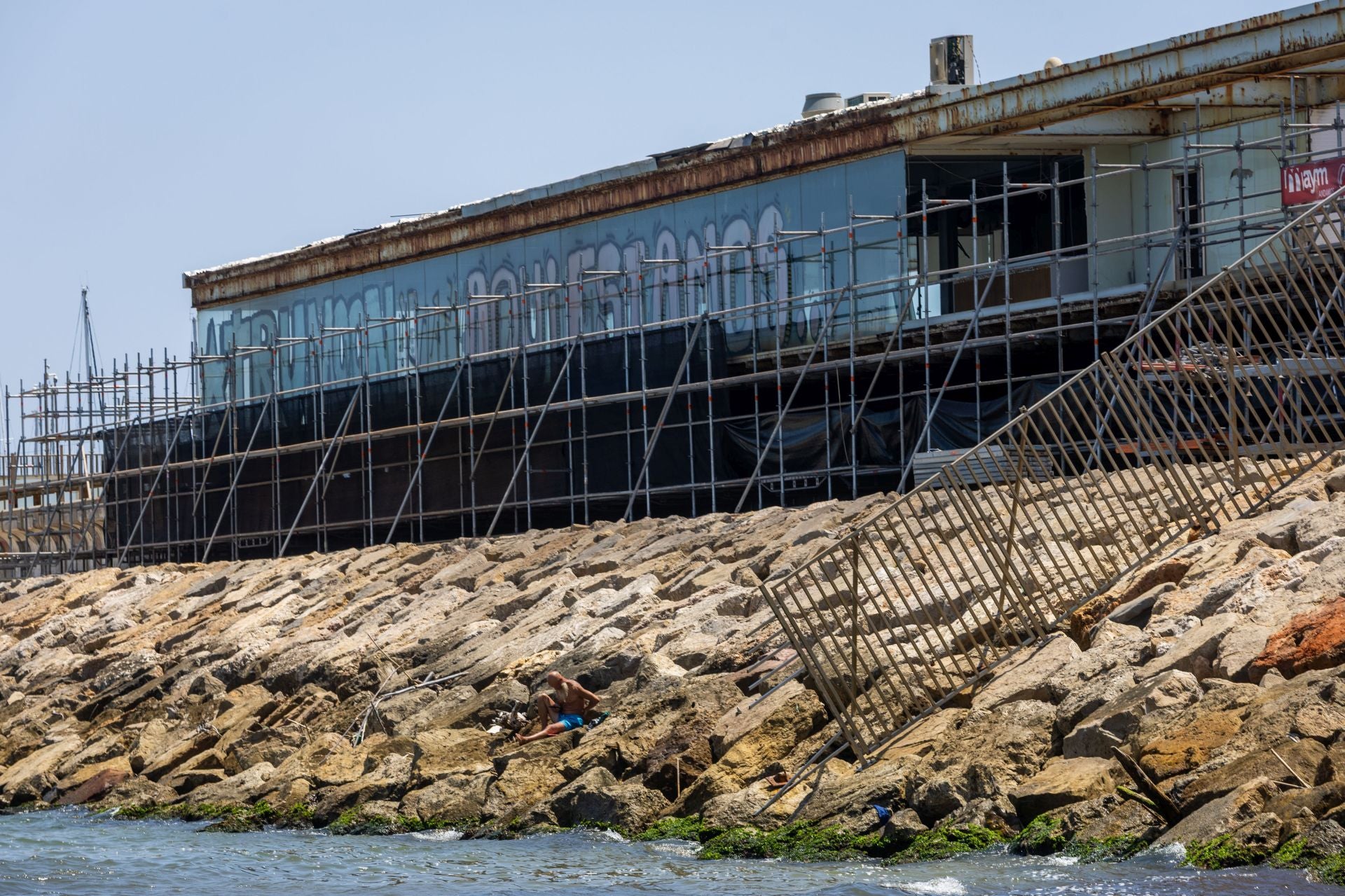 De restaurante de lujo en la Marina a chatarra sobre las olas