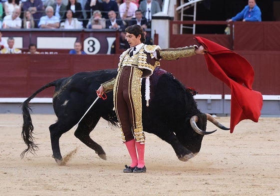 Sebastián Castella durante una faena.