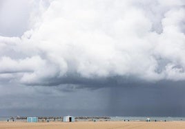 Nubes en la playa de Valencia, en una imagen de archivo.