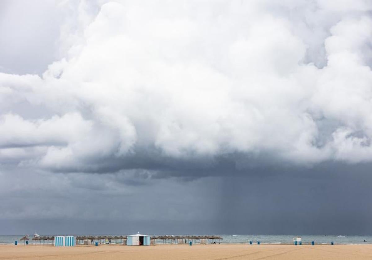 Nubes en la playa de Valencia, en una imagen de archivo.