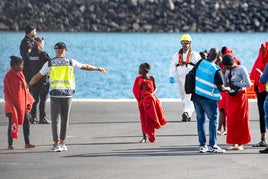 Imagen de archivo del rescate de una patera con migrantes.