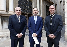 El presidente del Corpus, el pregonero y el capellán, antes del acto.
