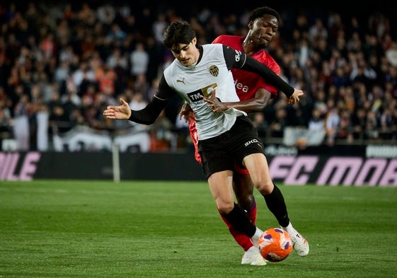 Javi Guerra, durante un partido con el Valencia en Mestalla.
