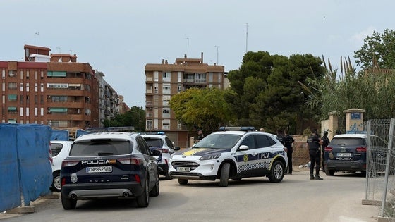 Varias patrullas de la Policía Local y Policía Nacional en el lugar donde han encontrado el cadáver calcinado.