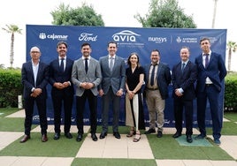Premiados en la Noche de la automoción y la movilidad, junto a la directiva de Avia.