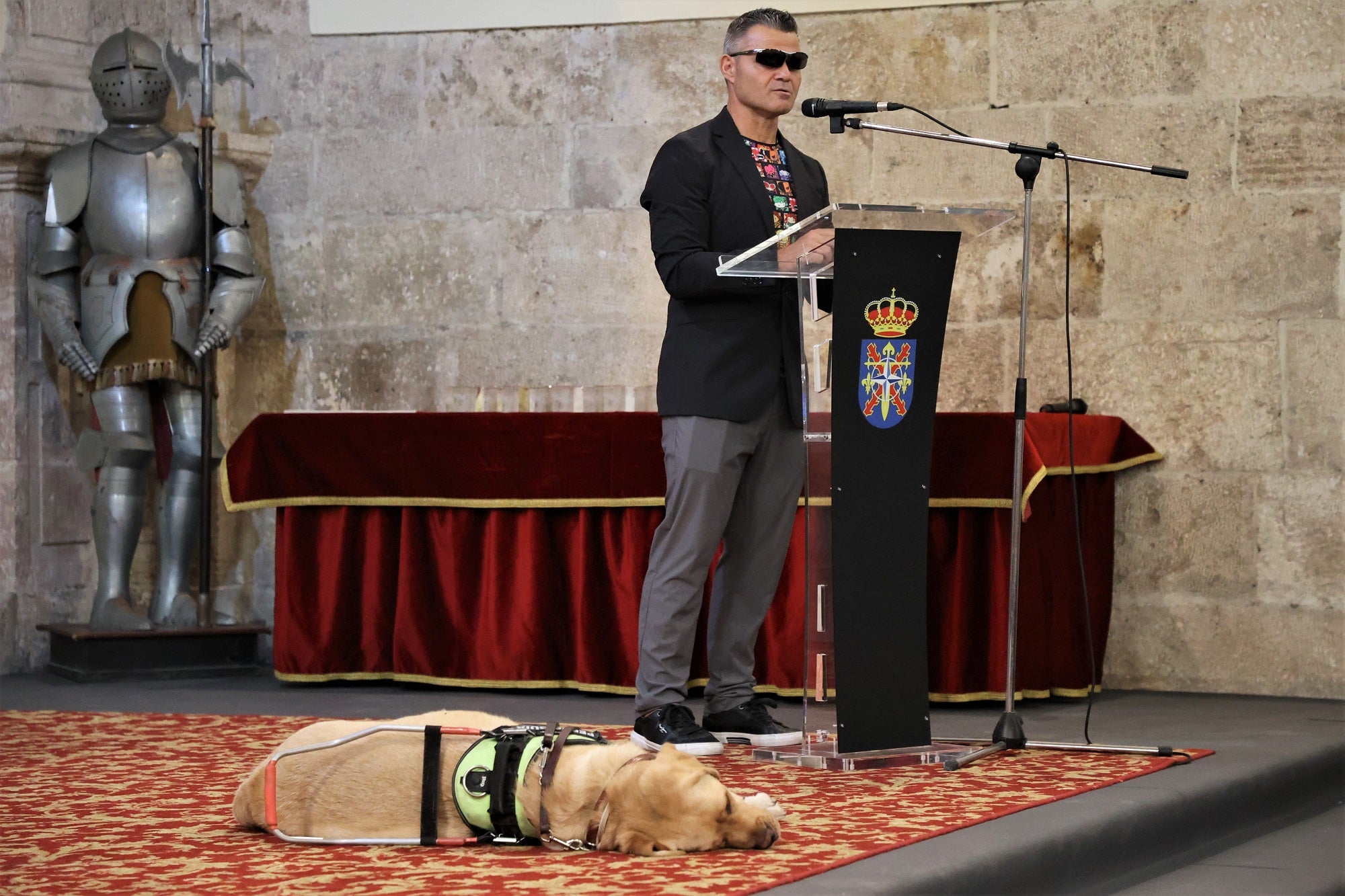 Imagen secundaria 1 - Arriba, un momento del acto. Abajo (izquierda), el Embajador de la Marca Ejército de Tierra por la Comunidad Valenciana, David Casinos; a la derecha, la alumna que ha hablado en nombre de todos los premiados, Ana Cases.