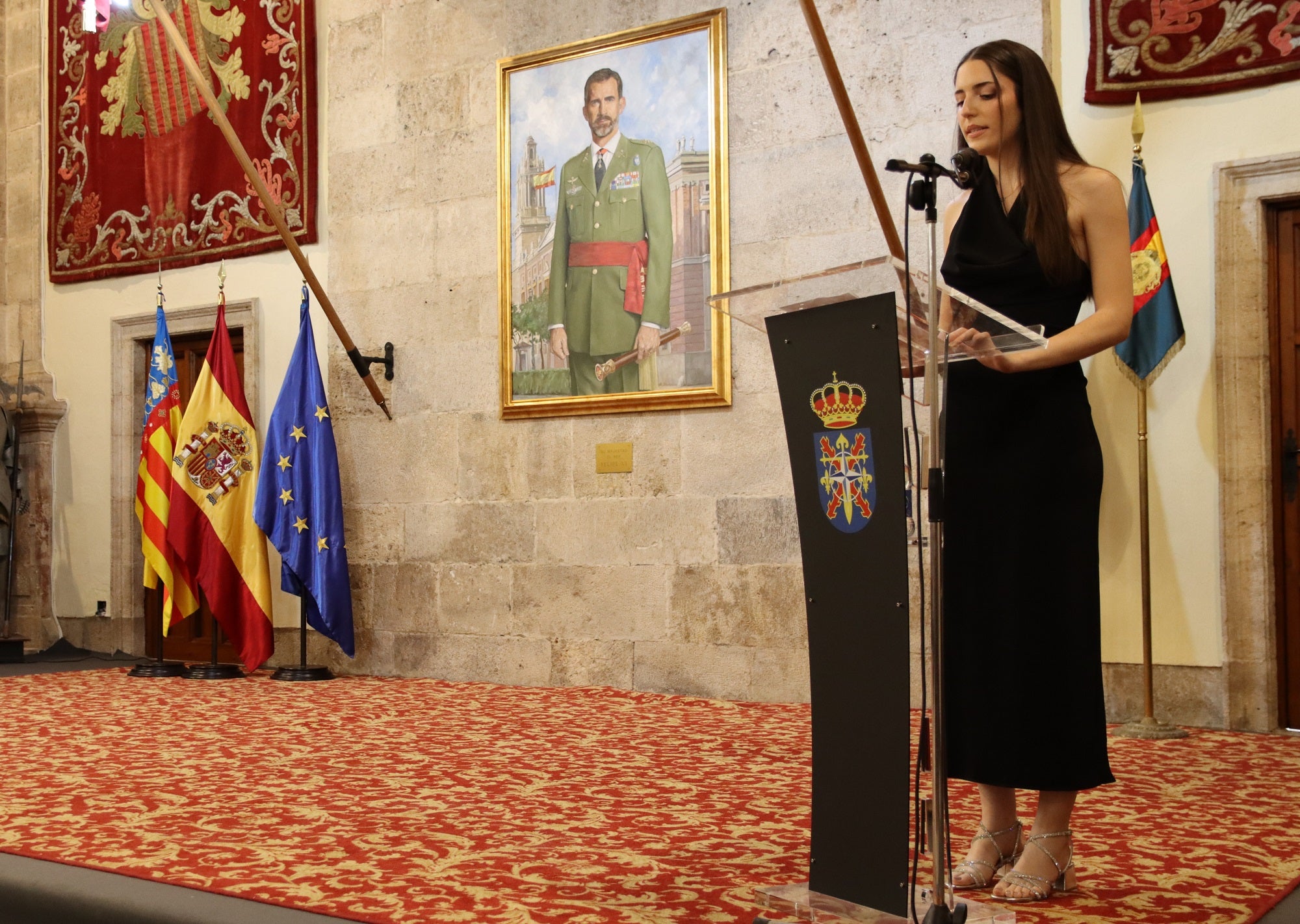 Imagen secundaria 2 - Arriba, un momento del acto. Abajo (izquierda), el Embajador de la Marca Ejército de Tierra por la Comunidad Valenciana, David Casinos; a la derecha, la alumna que ha hablado en nombre de todos los premiados, Ana Cases.