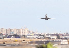 Un avión toma tierra en Manises.