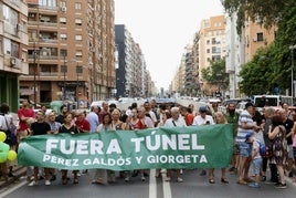 Los vecinos de la Avenida Pérez Galdós durante el corte del túnel.