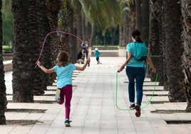 El sencillo hábito que mejora el cuerpo y la mente de tus hijos en vacaciones.
