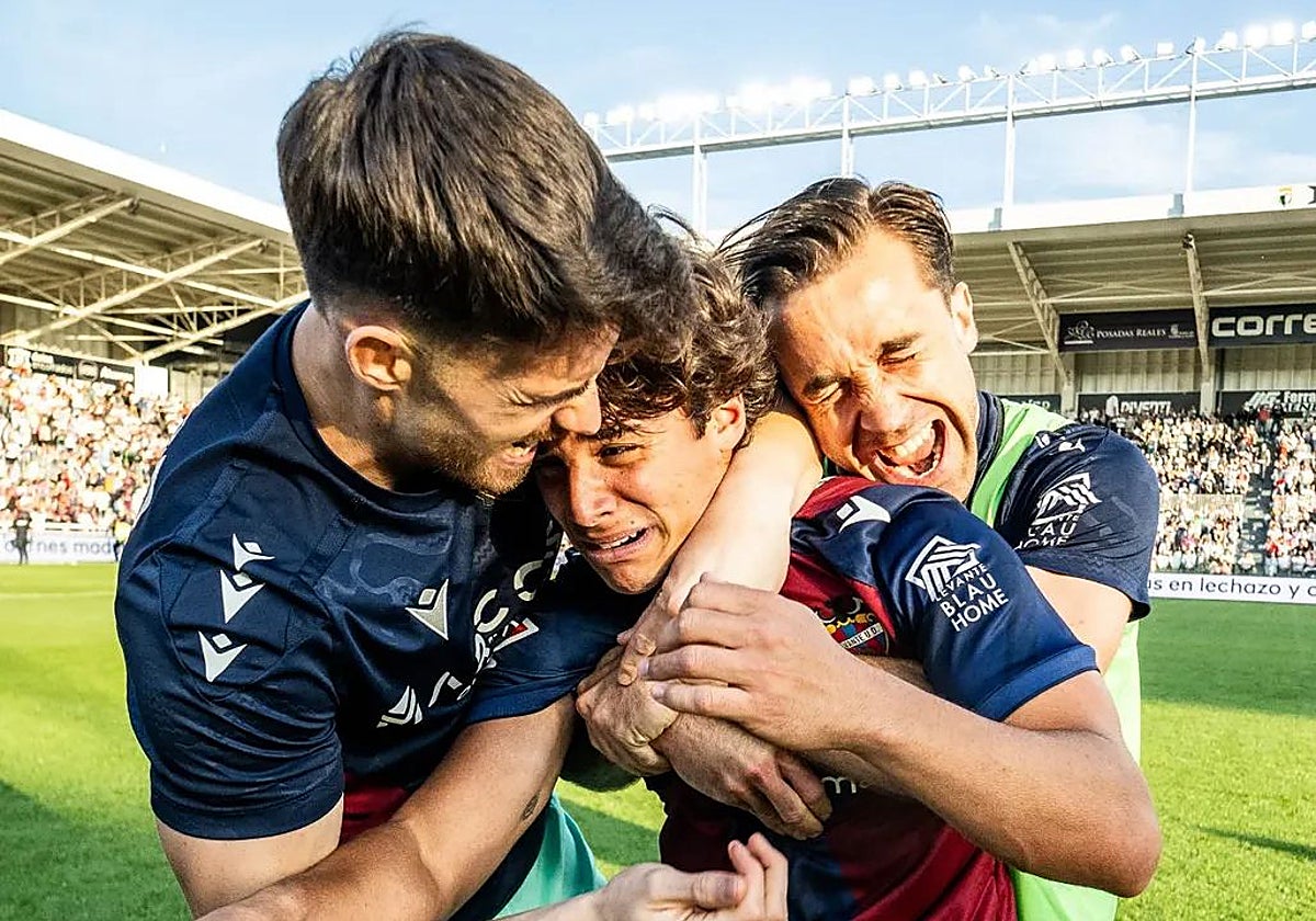 Alfonso Pastor, Carlos Álvarez y Manu Sánchez el día del ascenso.