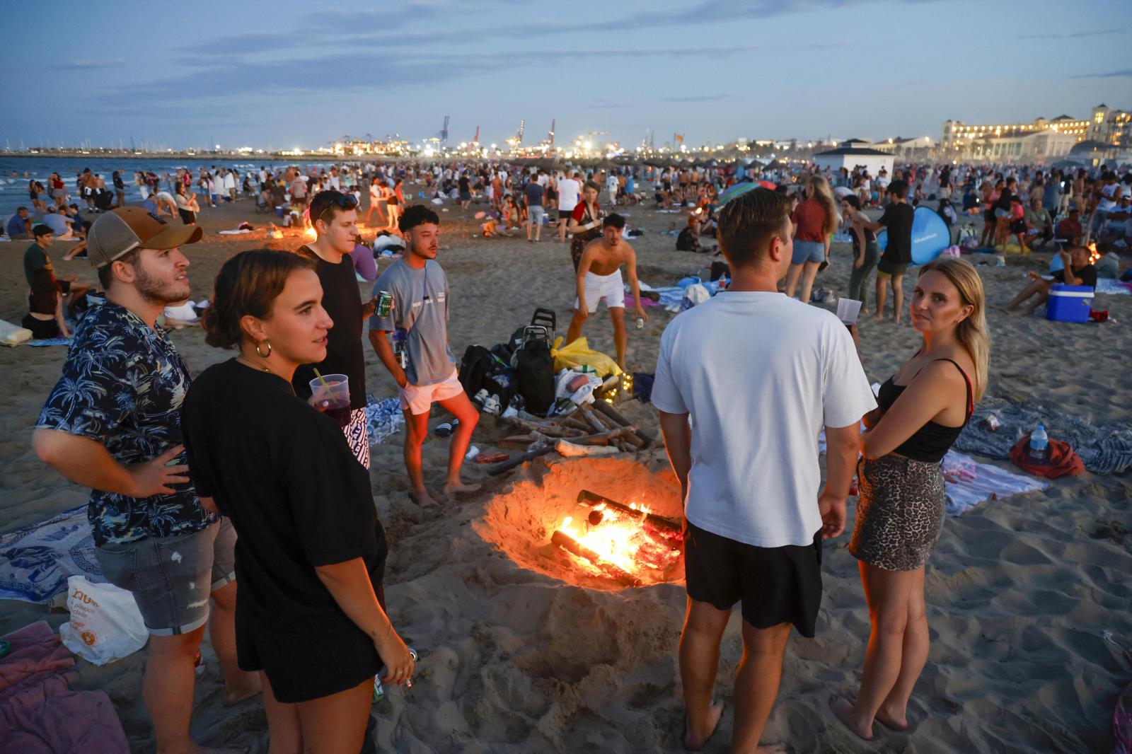 Jóvenes en la playa celebrando San Juan, el año pasado.