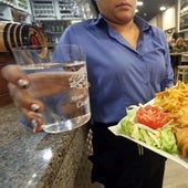 Un restaurante ofrece un vaso de agua, imagen de archivo.