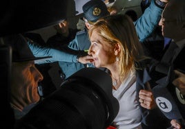La exconsellera Salomé Pradas en su entrada al juzgado para declarar como investigada.