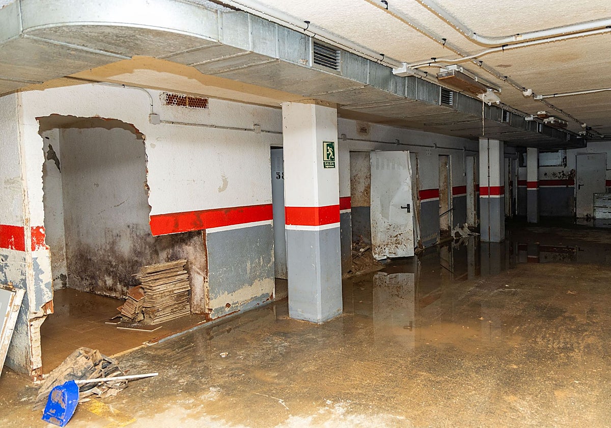 Destrozos de la dana en el aparcamiento apocalíptico de La Torre.