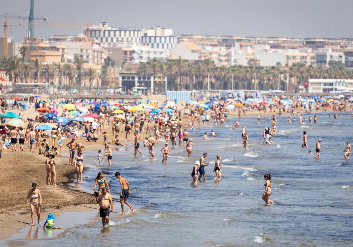 La playa de la Malvarrosa, con muchos bañistas este viernes.
