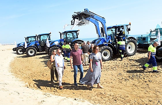 La Diputación colocará carteles en las playas recomendando el uso de calzado ante la presencia de cañas en la arena
