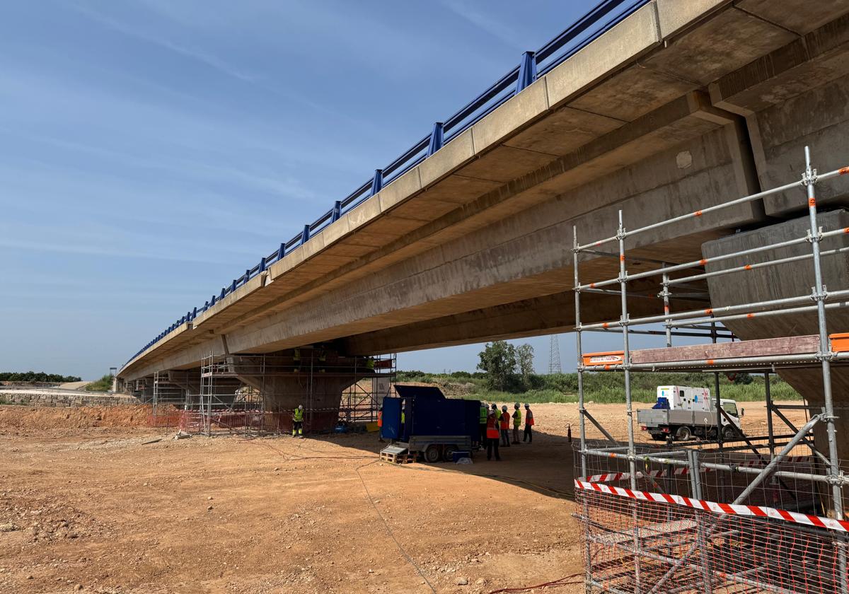 Trabajos en el puente sobre el río Magro.