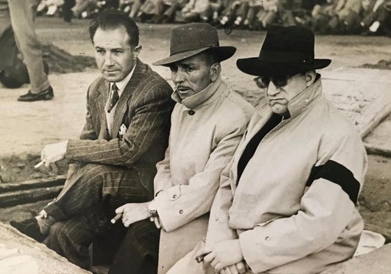 Eduardo Cubells aparece en el centro de la imagen tomada en el banquillo del antiguo Metropolitano. A la izquierda, Jacinto Quincoces, y a la derecha Luis Casanova, acompañan al valenciano que más tiempo permaneció como entrenador del club de Mestalla. Cubells dirigió al Valencia durante 3 temporadas seguidas.