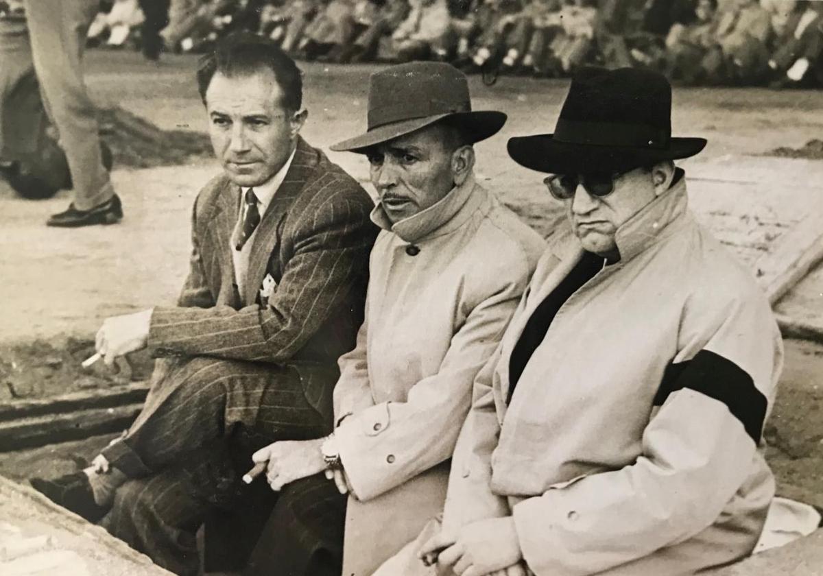 Eduardo Cubells aparece en el centro de la imagen tomada en el banquillo del antiguo Metropolitano. A la izquierda, Jacinto Quincoces, y a la derecha Luis Casanova, acompañan al valenciano que más tiempo permaneció como entrenador del club de Mestalla. Cubells dirigió al Valencia durante 3 temporadas seguidas.