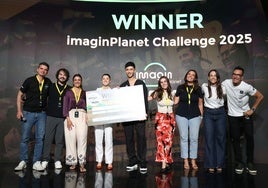 Los dos estudiantes de la UPV reciben el premio del imaginPlanet Challenge.