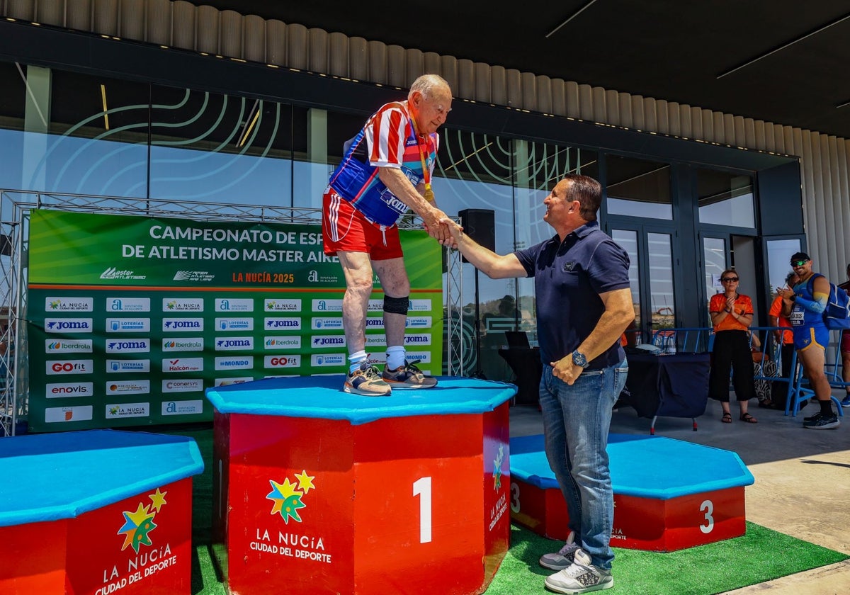 El atleta Ricardo García en el pódium.