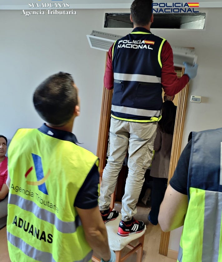 Imagen secundaria 2 - Tres imágenes de los registros realizados durante la operación antidroga.