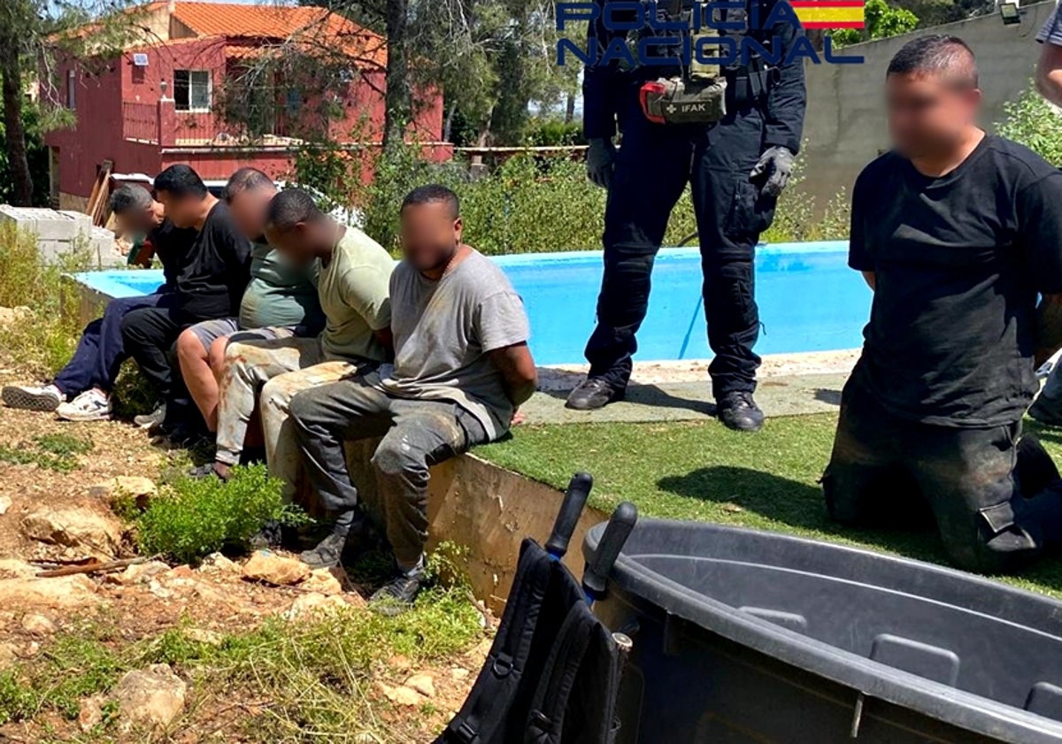 Imagen principal - Tres imágenes de los registros realizados durante la operación antidroga.