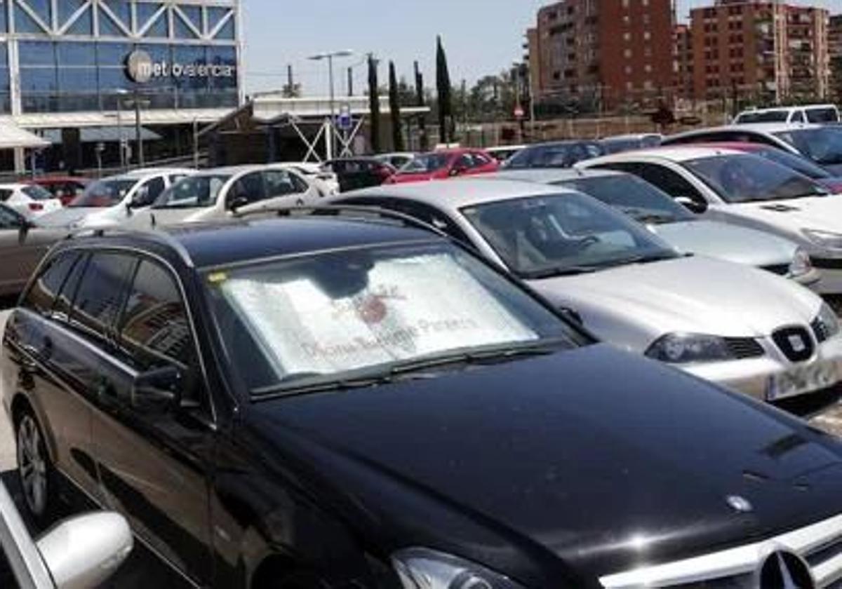 Aparcamiento de automóviles en la estación de Empalme de Metrovalencia.