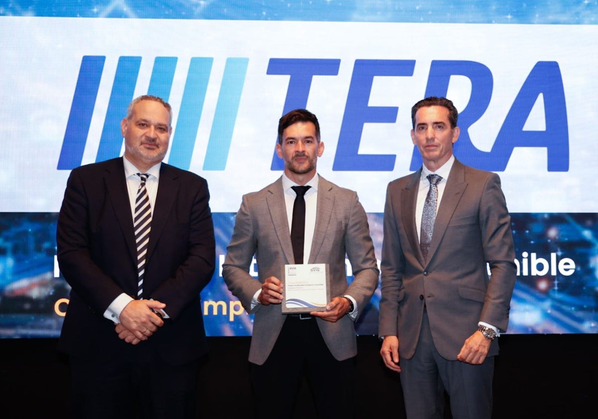 David Santiago (centro) recoge el premio de AVIA a la movilidad y sostenibilidad junto a Francisco Segura (derecha) y Jesús García (izquierda)