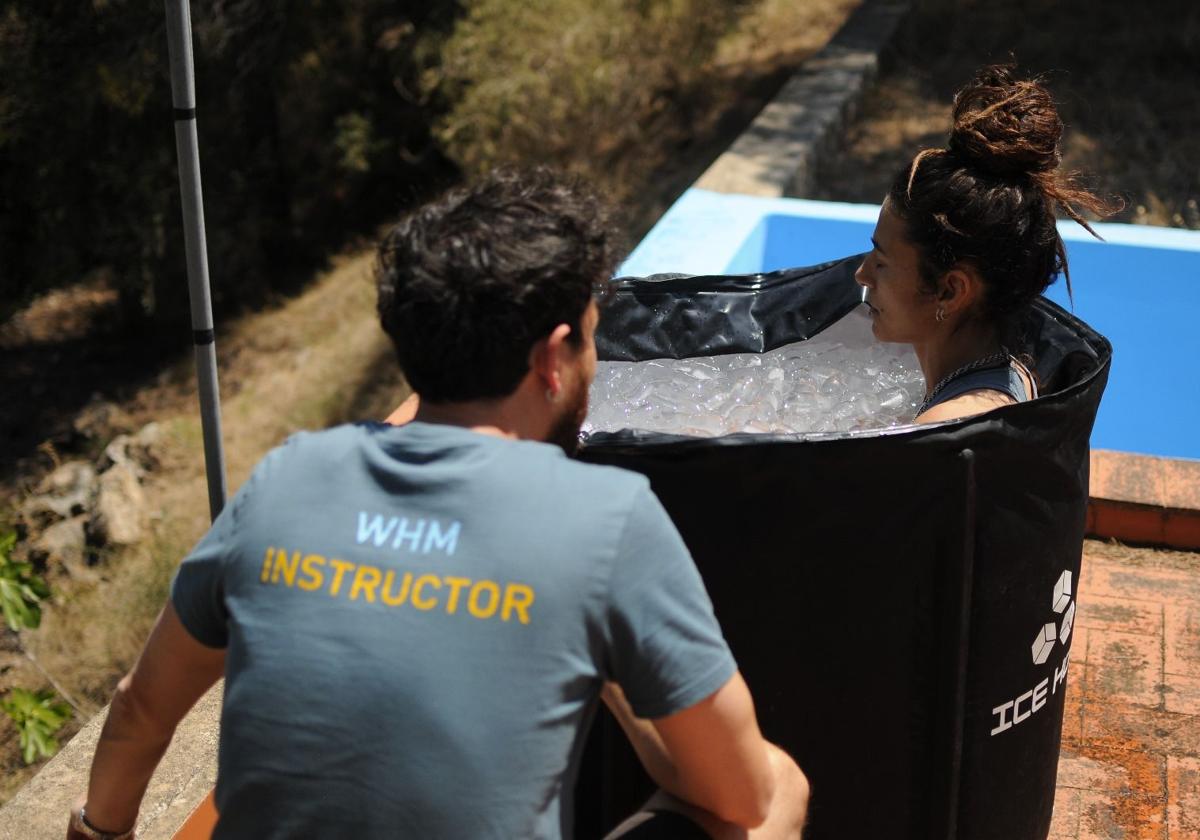 Gabriel Sánchez, instructor certificado, dando un taller de baños helados del Método Wim Hof