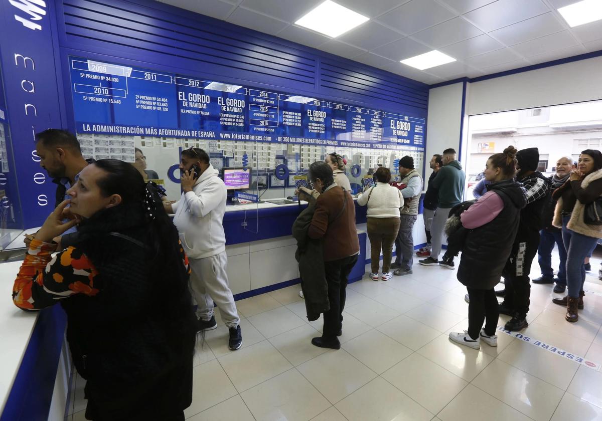 Clientes en una administración de Lotería, imagen de archivo.