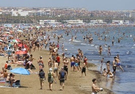 Playas llenas para combatir el calor.