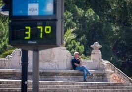 Un termómetro marca 37 grados en Valencia este viernes.