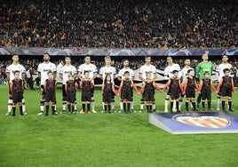 Los jugadores del Valencia mientras suena el himno de la Champions en el partido ante el Chelsea.
