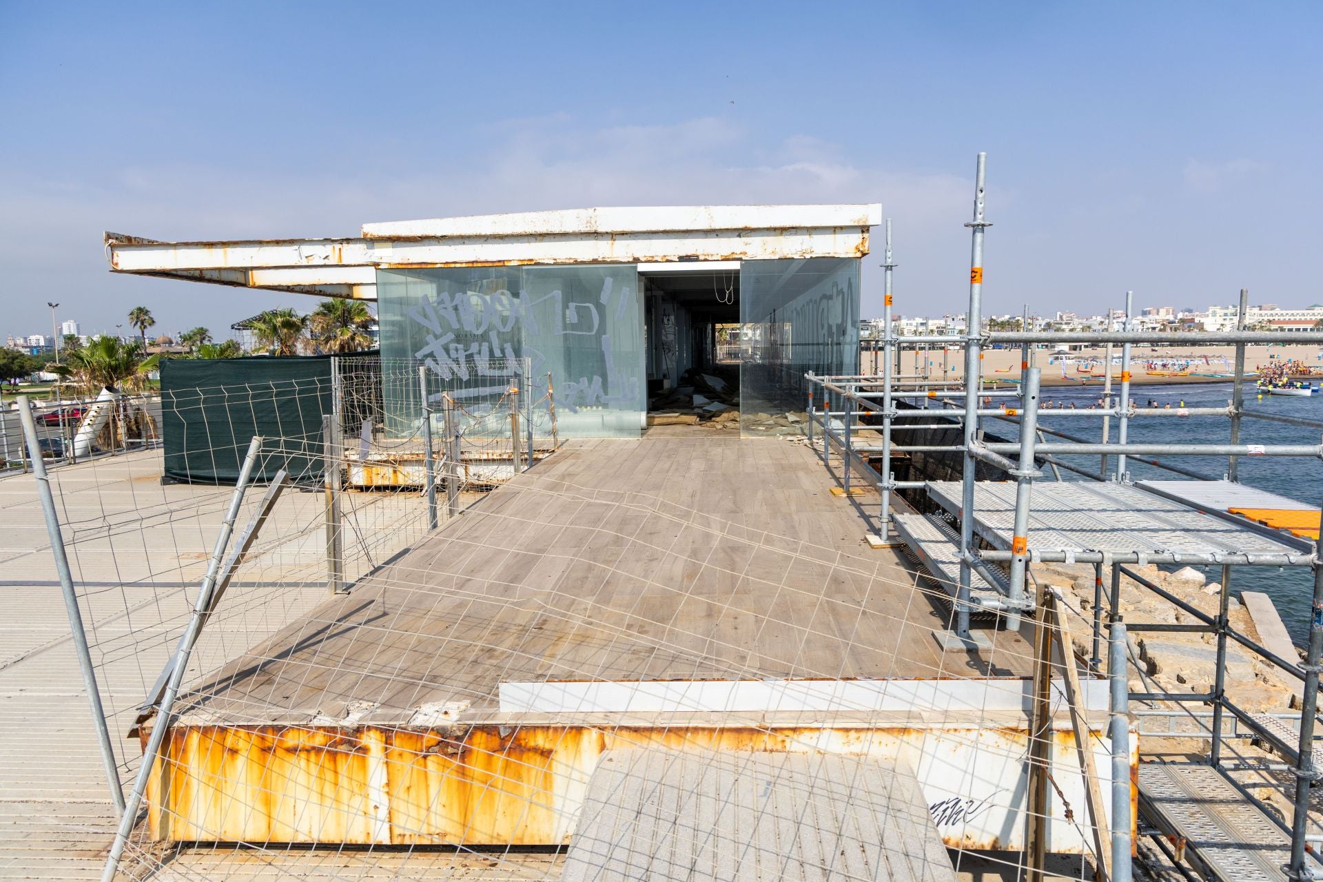 De restaurante de lujo en la Marina a chatarra sobre las olas