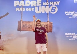 Santiago Segura Posa junto al cartel de su nueva película en el MN4 de Alfafar.