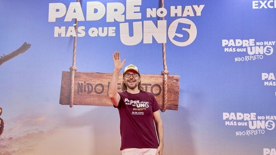 Santiago Segura Posa junto al cartel de su nueva película en el MN4 de Alfafar.