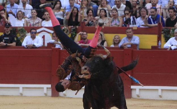 Espectacular cogida sin consecuencias para Manzanares.