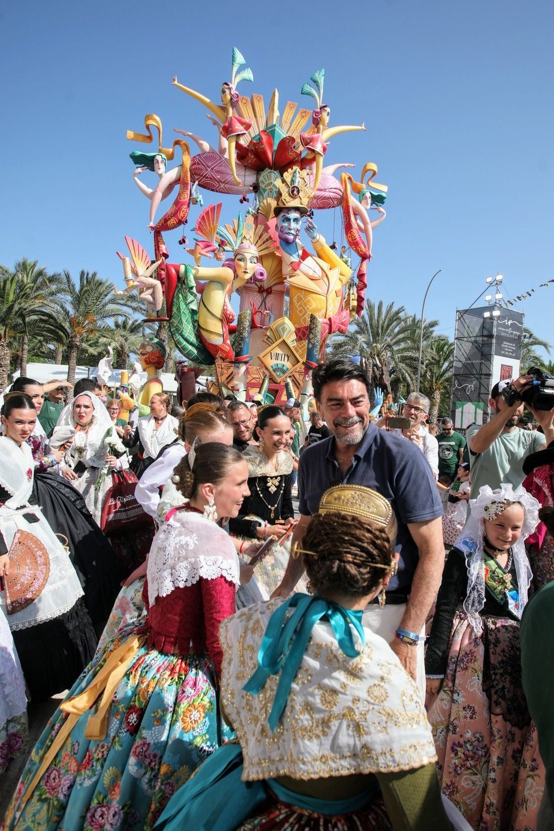 FOTOS | Así es la hoguera ganadora de Especial 2025