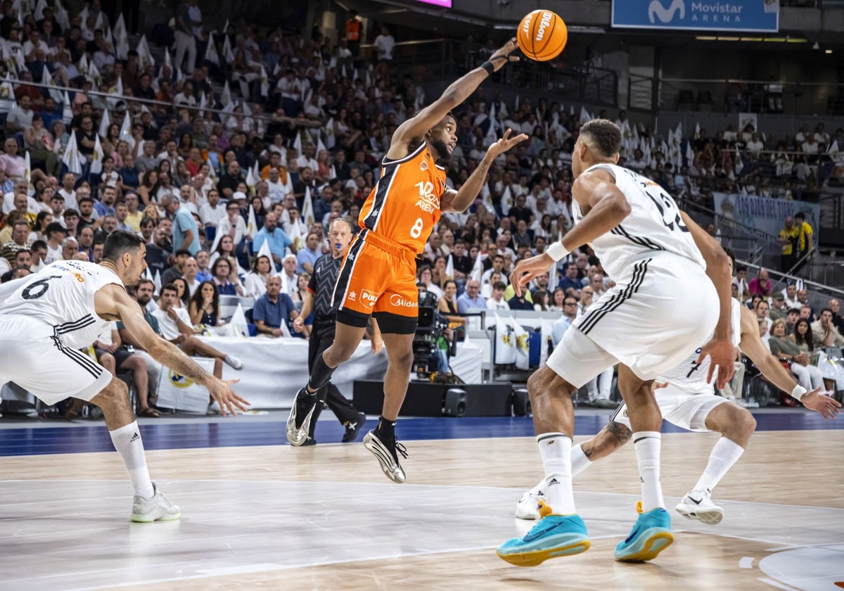 Montero inicia un ataque del Valencia Basket con un pase por encima de Tavares.