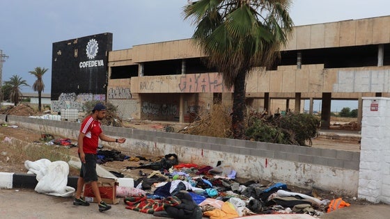 Uno de los migrantes busca sus pertenencias entre los enseres tirados junto a la nave abandonada de Aldaia donde pernoctaba.