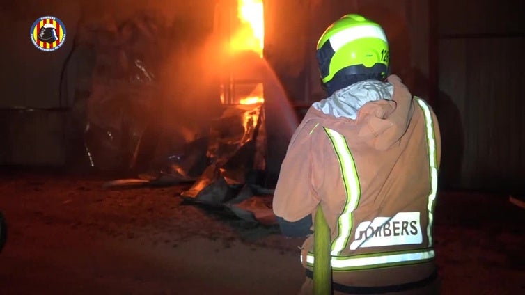 Un incendio en Algemesí (Valencia) calcina una empresa embotelladora de aceite