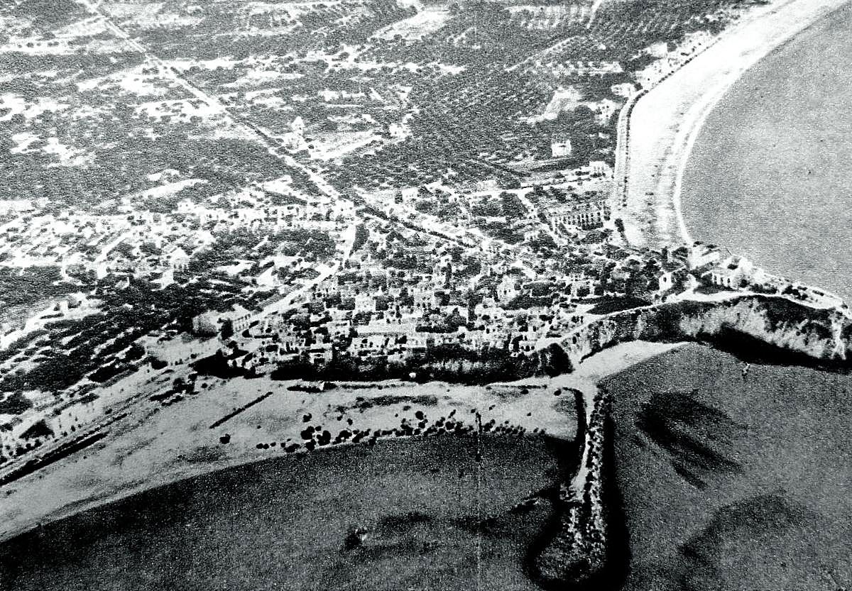 Imagen principal - Año 1957. Imagen aérea de la entonces aldea de Benidorm. | Años setenta. El desarrollo turístico empieza a ser evidente.